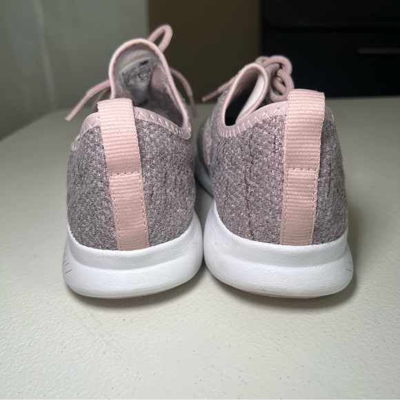 New Balance Women’s Pink FuelCore Coast Size 6.5 Sporty Lightweight Trendy - Picture 4 of 9